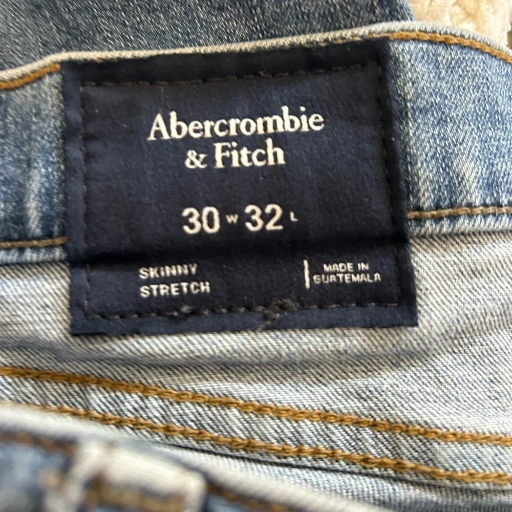 Abercrombie Skinny Medium Wash Stretch‎ Distressed Denim Jeans  Size 30 - Picture 3 of 4